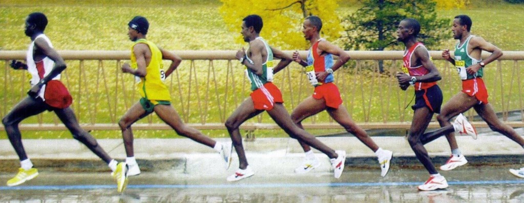 kenyan running form 1024x397 Os segredos dos corredores quenianos para correr mais rápido
